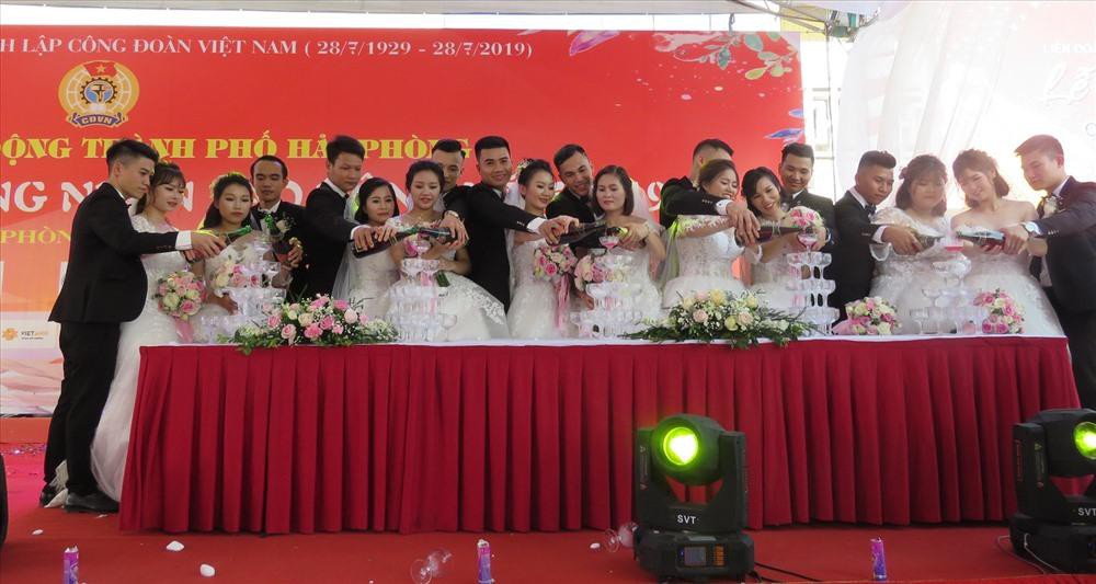 Tưng bừng đám cưới tập thể của 10 cặp đôi công nhân tại Hải Phòng