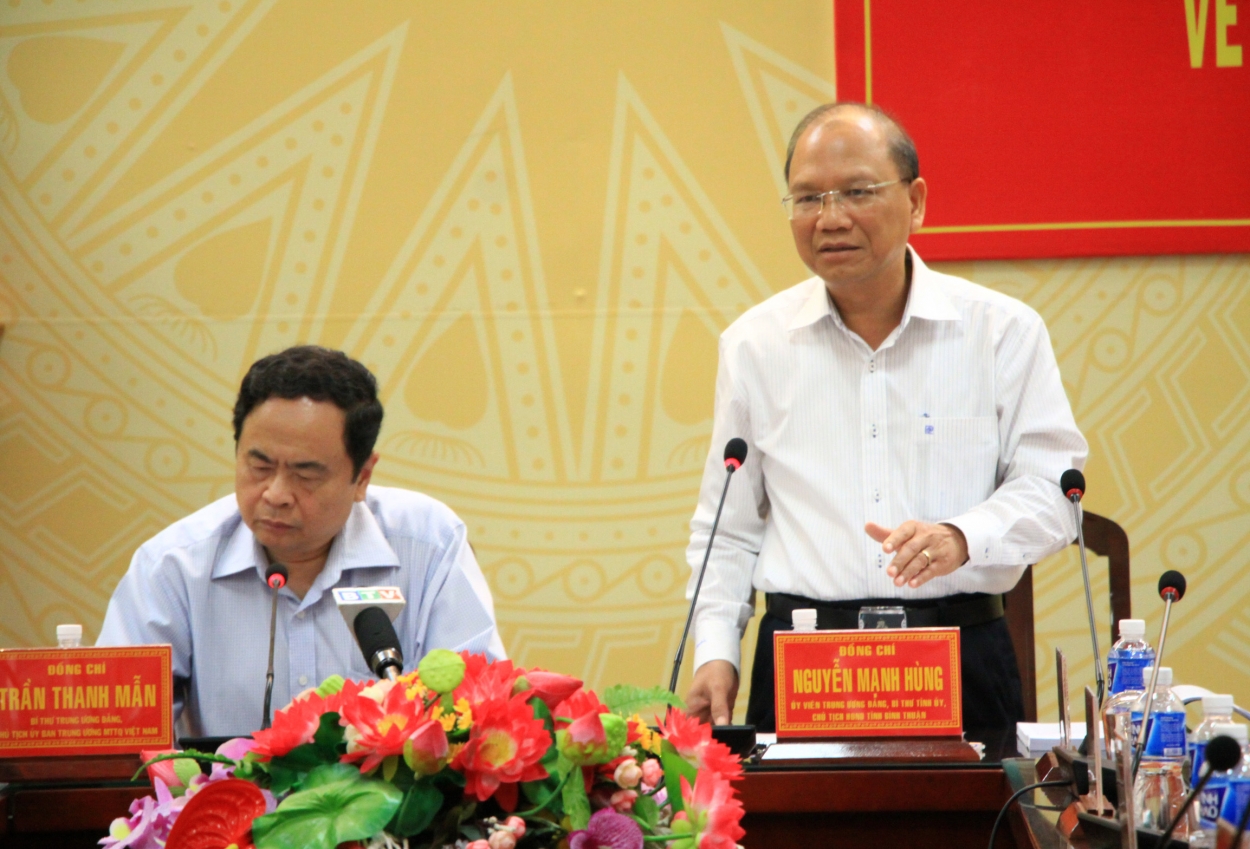 Ông Nguyễn Mạnh Hùng, Ủy viên Trung ương Đảng, Bí thư Tỉnh ủy Bình Thuận báo cáo tại buổi làm việc.