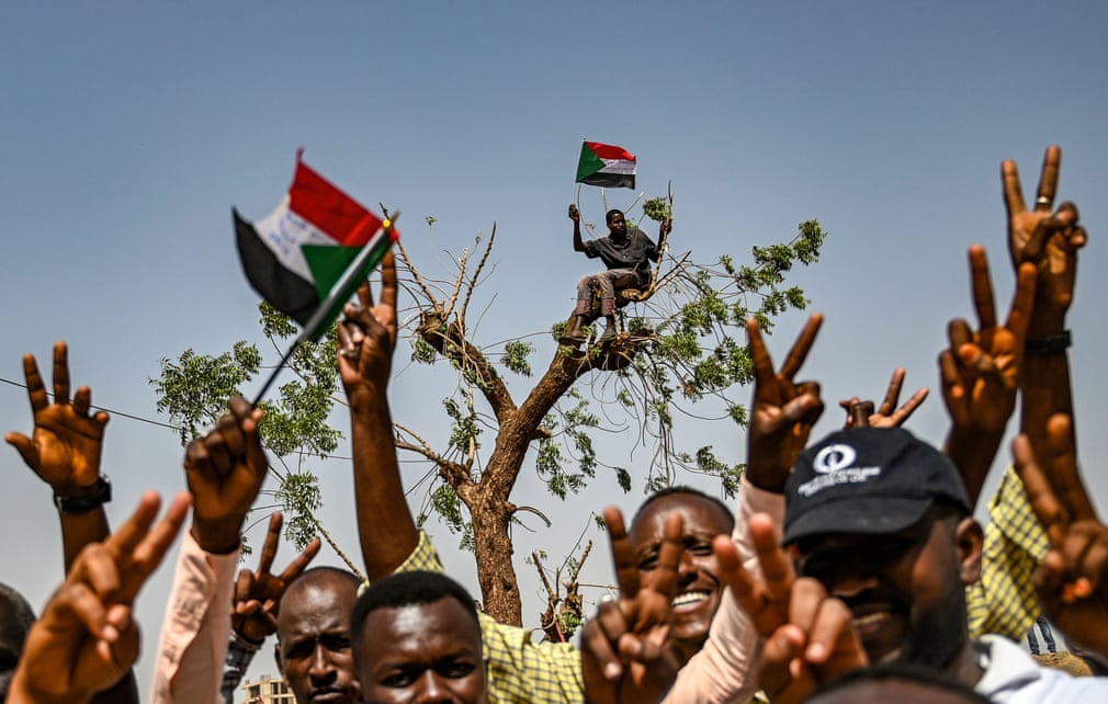 Hàng nghìn người biểu tình tiếp tục tập trung bên ngoài tổng hành dinh của quân đội Sudan ở Khartoum nhằm duy trì sức ép đối với Hội đồng Quân sự chuyển tiếp - cơ quan nắm quyền điều hành Sudan sau khi Tổng thống Al-Bashir bị phế truất. Ảnh: AFP