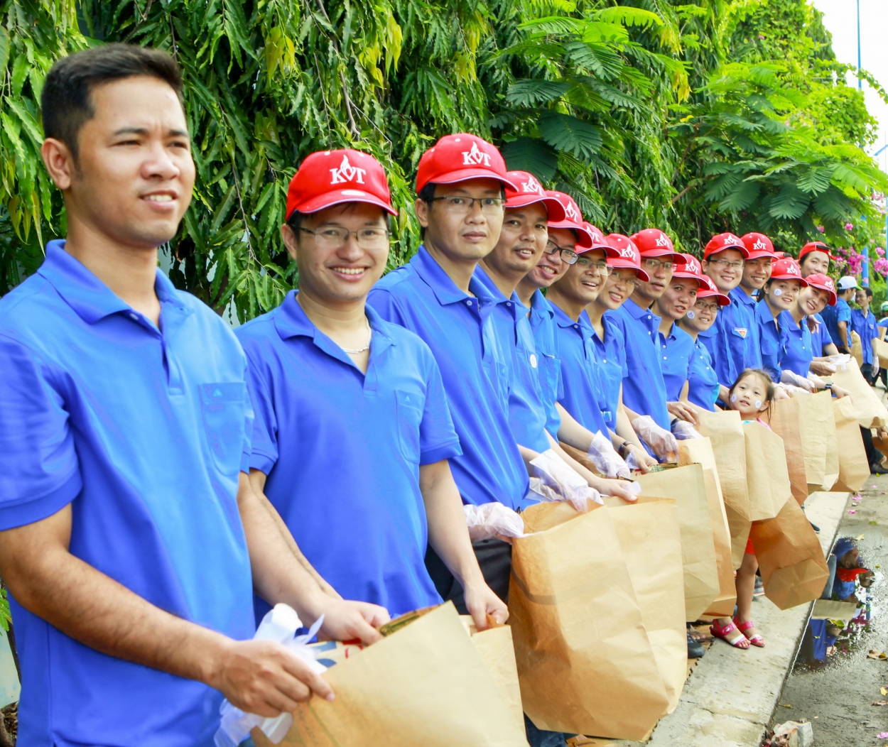 Thanh niên, người lao động PV GAS luôn tích cực tham gia các hoạt động bảo vệ môi trường sống, thu gom rác thải tại cộng đồng.