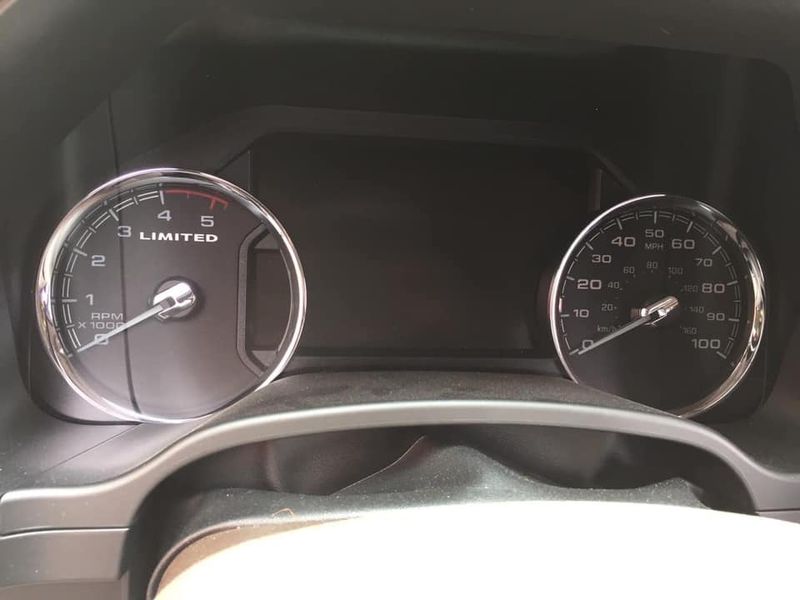  Cụm đồng hồ công-tơ-mét đơn giản và dễ nhìn trên Ford Super Duty F-450 2019