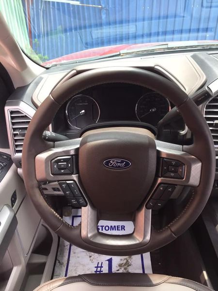 Vô-lăng bọc da ba chấu tích hợp nhiều phím chức năng và lẫy chuyển số cực to phía sau