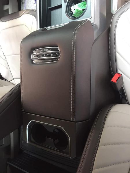 Bệ tì tay kích thước lớn cùng logo phiên bản Limited được đặt dập nổi chính giữa