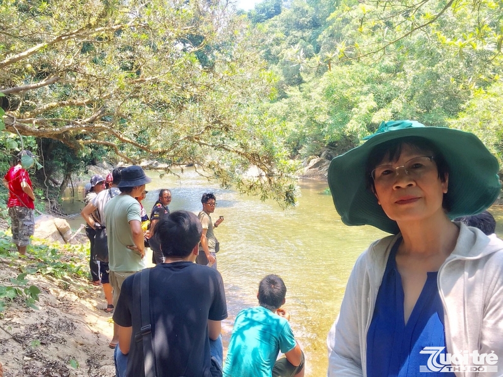 Nhà biên kịch Hồng Ngát trong lần đến thăm anh em trong đoàn