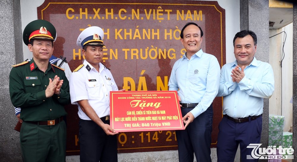 Đoàn tặng 5 máy lọc nước biển thành nước ngọt kèm theo 5 máy phát điện mỗi máy trị giá 840 triệu đồng   