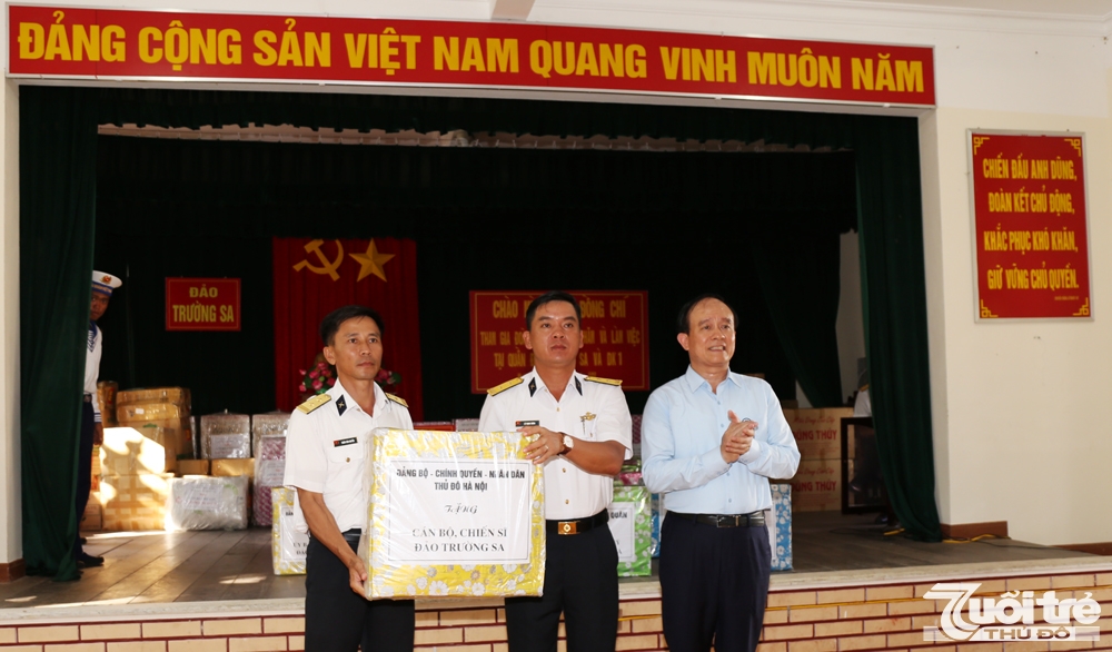 Đoàn đã thay mặt Đảng bộ, chính quyền, nhân dân Thủ đô trao 38 tỷ đồng cho Bộ tư lệnh Hải quân để xây tặng công trình nhà văn hóa đa năng ở đảo Đá Đông A và 70 bồn nước Sơn Hà, Tân Á Đại Thành và nhiều quà tặng khác với tổng số tiền 8 tỷ đồng.  