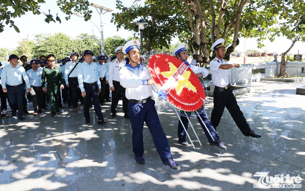  Đoàn đại biểu dâng hương tại Đài tưởng niệm liệt sĩ trên đảo Trường Sa.