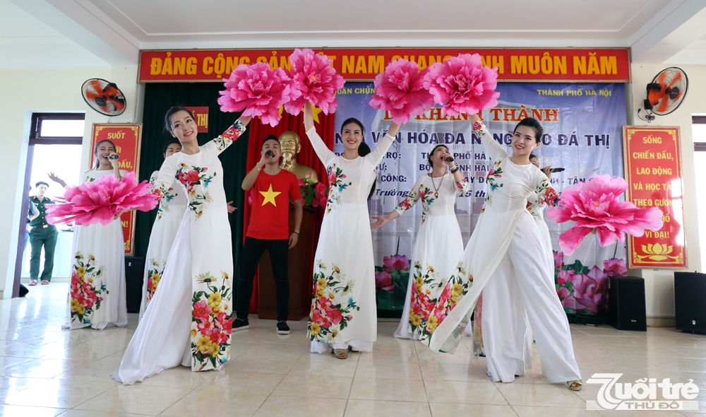 Tại các đảo, điểm đảo, nhà giàn, đội văn nghệ xung kích của Đoàn công tác đã tổ chương trình giao lưu văn nghệ sôi nổi, ý nghĩa.