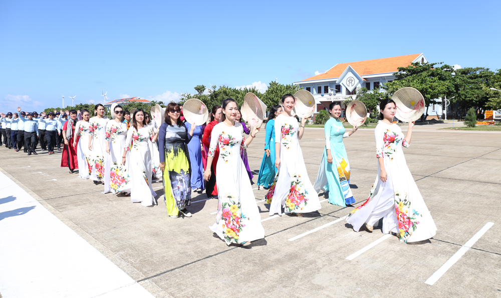 Năm 2019, thành phố Hà Nội kỷ niệm 20 năm được UNESCO trao tặng Danh hiệu “Thành phố vì hòa bình”. Do đó, cùng với tặng quà, các đại biểu trong Đoàn công tác đã tham gia chào cờ, duyệt đội ngũ và diễu hành tại các đảo Song Tử Tây, Nam Yết, Trường Sa. ấm lòng luôn hướng về Trường Sa của Đảng bộ, chính quyền, quân và dân TP Hà Nội.