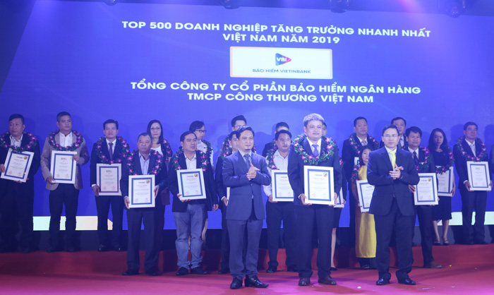 Đại diện VBI nhận Top 500 Doanh nghiệp tăng trưởng nhanh nhất.