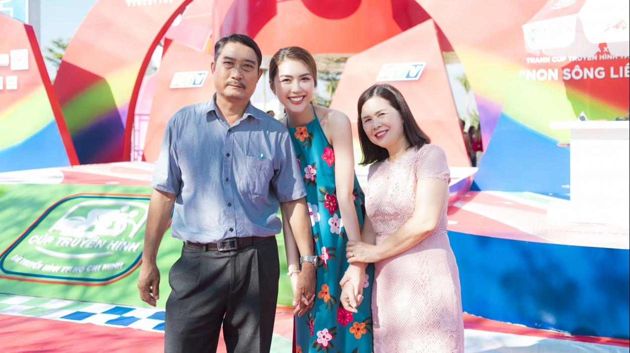 Hoa hậu Tường Linh hạnh phúc khi có bố mẹ đến cổ vũ ở sự kiện tại quê nhà