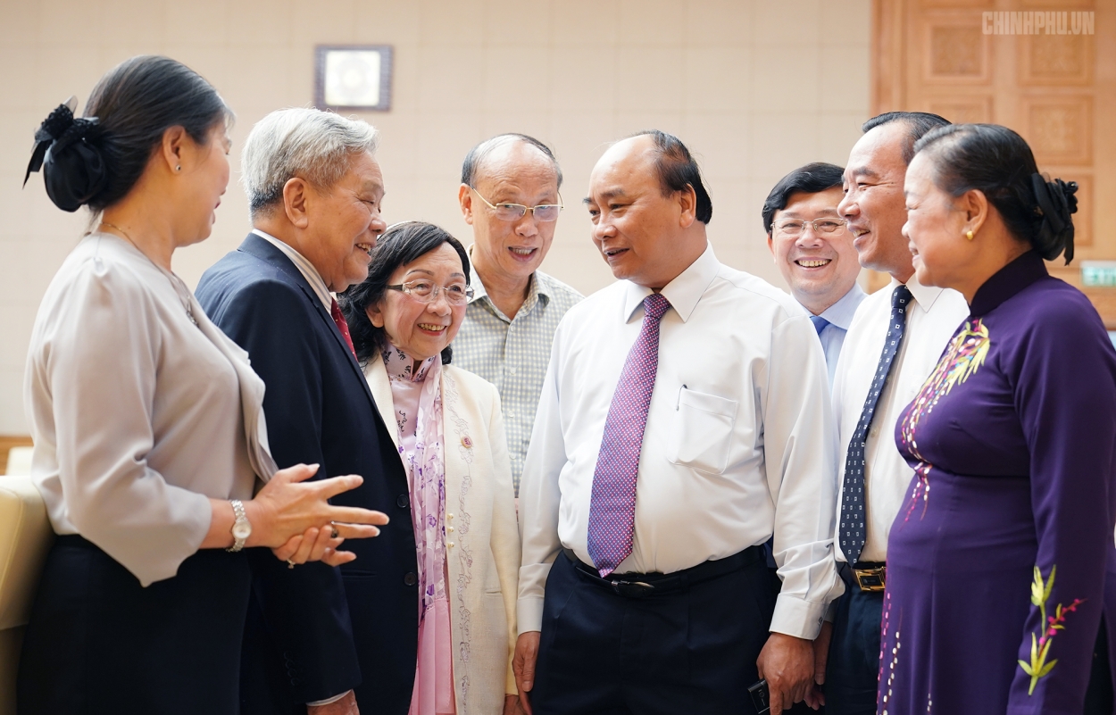 Thủ tướng Nguyễn Xuân Phúc trao đổi với các đại biểu.