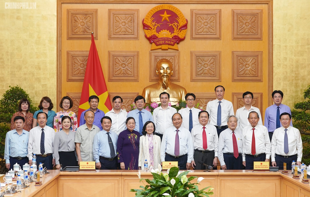 Thủ tướng Nguyễn Xuân Phúc chụp ảnh cùng các đại biểu.