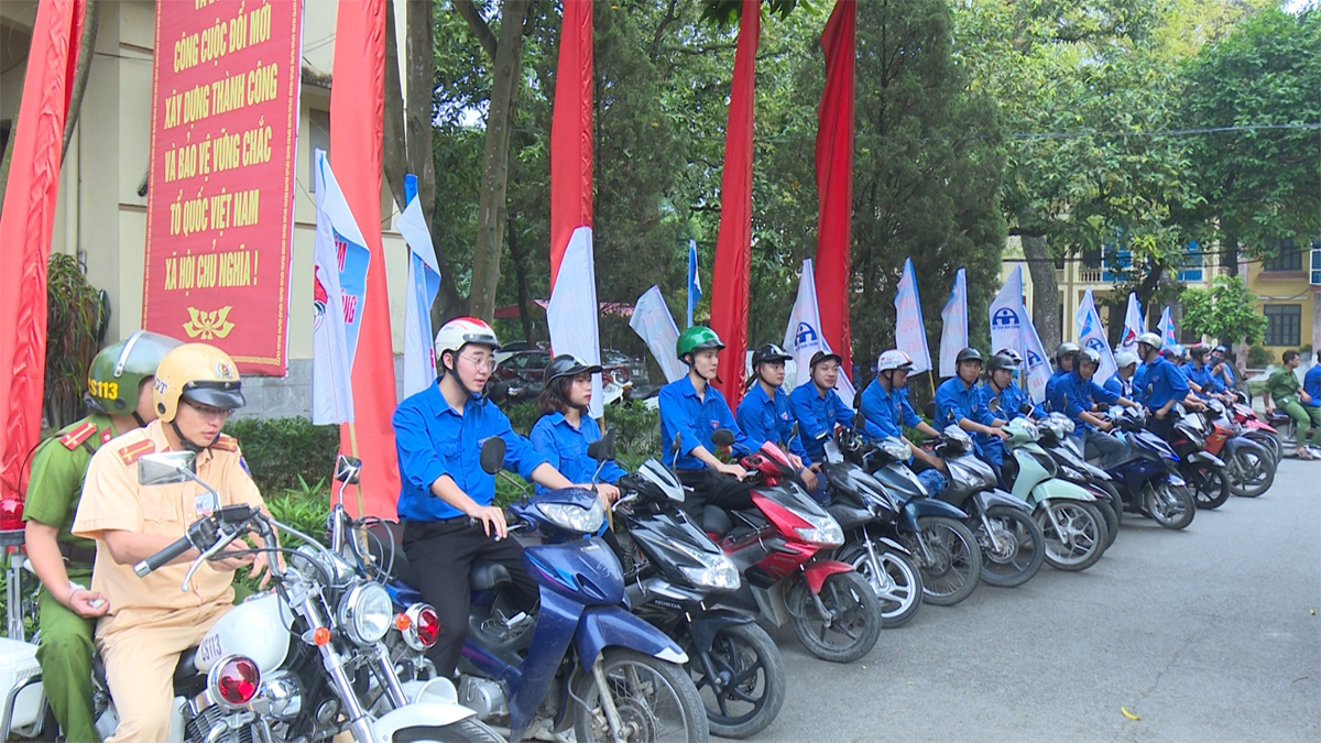 Thanh niên Thường Tín tuyên truyền đảm bảo an toàn giao thông dịp lễ 30/4 – 1/5