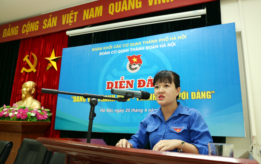 Đồng chí Hoàng Thu Hồng, UVBTV, Trưởng ban Đoàn kết thanh niên và Địa bàn dân cư, Phó Chủ tịch Hội LHTN thành phố, Bí thư Đoàn cơ quan Thành đoàn phát biểu khai mạc chương trình