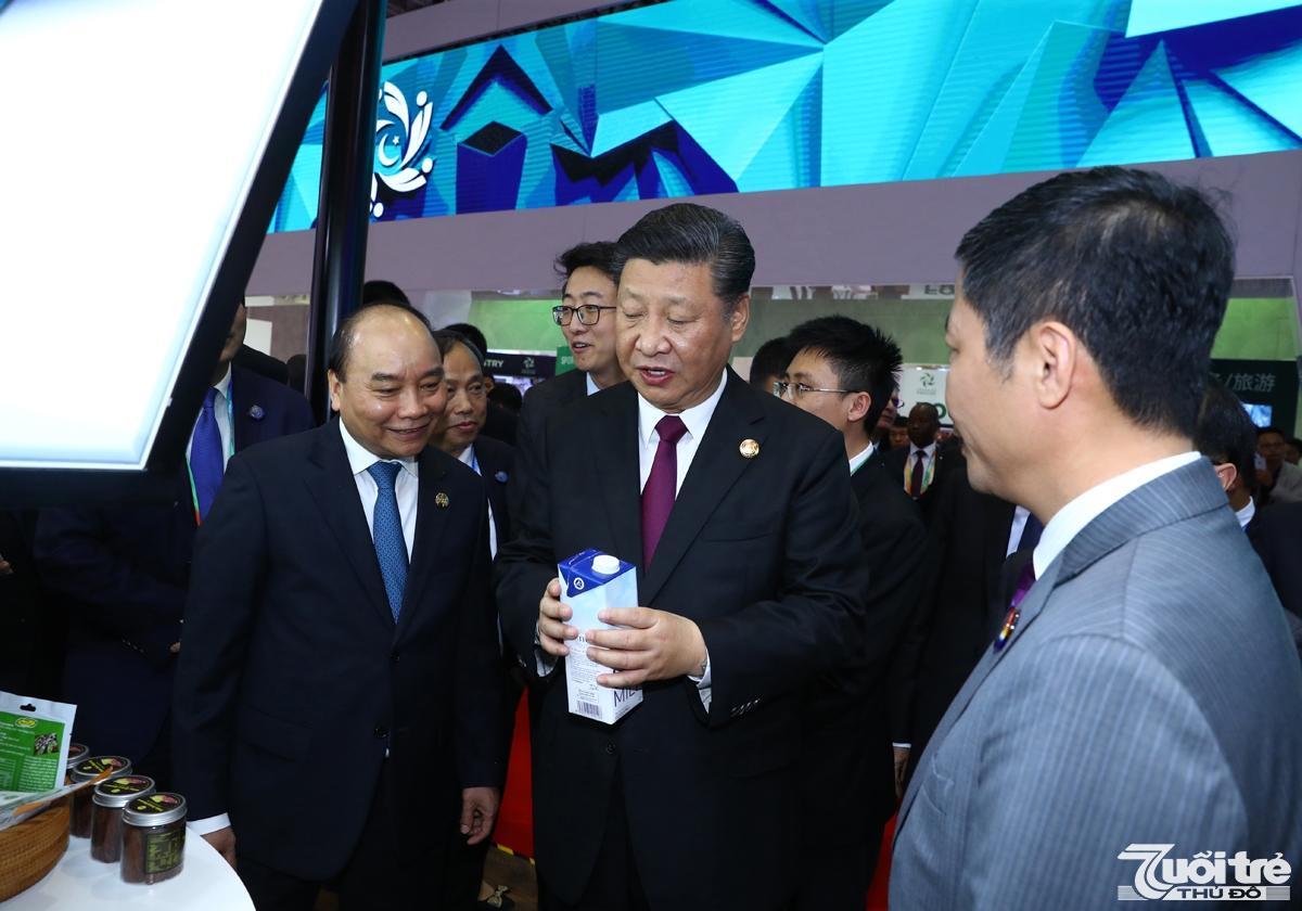 Chủ tịch Trung Quốc Tập Cận Bình và Thủ tướng Nguyễn Xuân Phúc quan tâm tới sản phẩm sữa tươi TH true MILK tại khu vực gian hàng quốc gia Việt Nam tại Hội chợ Hàng nhập khẩu lớn nhất Trung Quốc CIIE 2018.