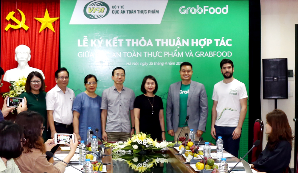 Đại diện Cục An toàn thực phẩm và Grab ký thỏa thuận hợp tác chiến lược