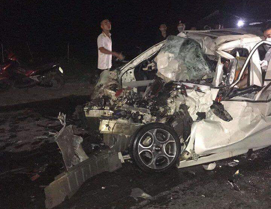 Hà Nội: Tài xế ô tô tử vong sau vụ va chạm kinh hoàng với xe tải