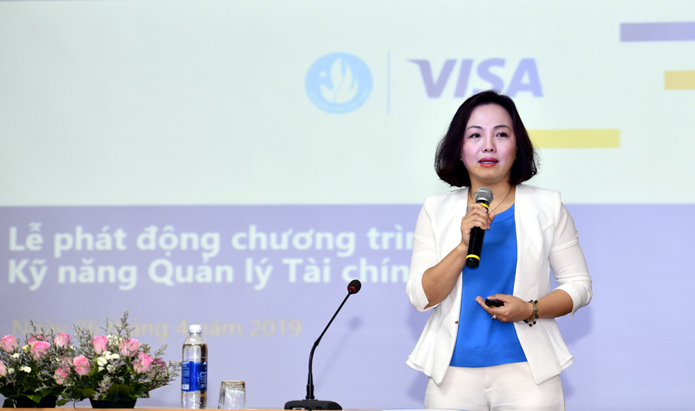 Bà Đặng Tuyết Dung, Giám đốc Visa Việt Nam và Lào chia sẻ tại chương trình