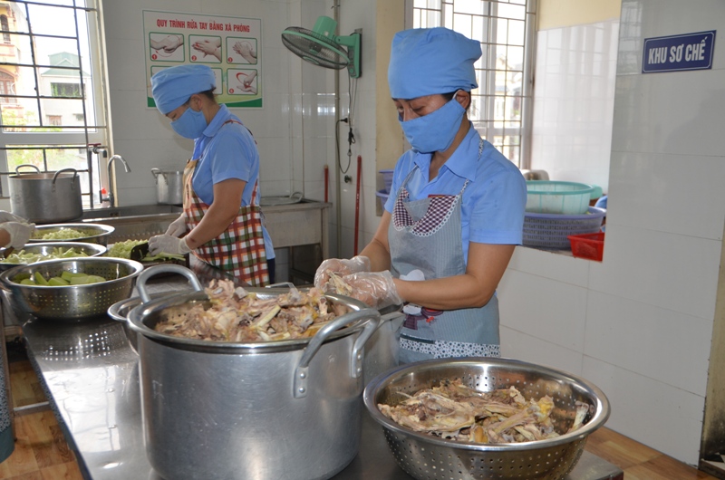 Móng Cái thực hiện nghiêm an toàn thực phẩm trong bếp ăn bán trú học đường