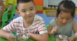 Móng Cái thực hiện nghiêm an toàn thực phẩm trong bếp ăn bán trú học đường