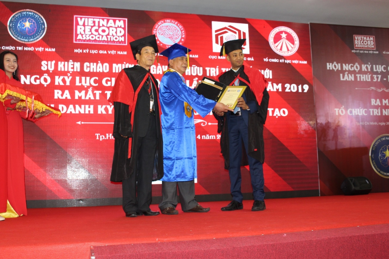 Ông Lê Thanh Thản - Chủ tịch Tập đoàn Mường Thanh nhận bằng cử nhân thực hành của trường Đại học Kỷ lục Thế giới.