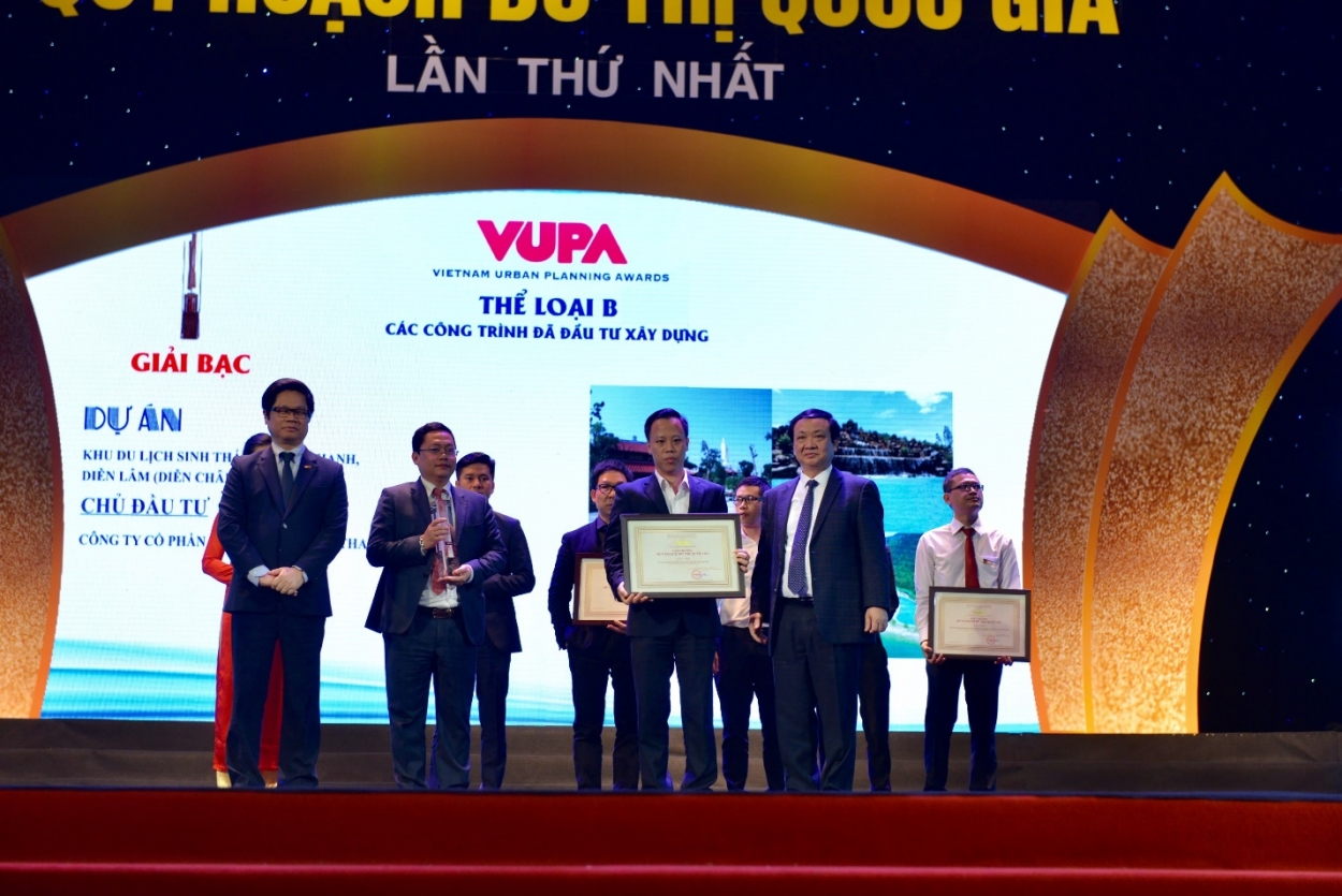 Đại diện Tập đoàn Mường Thanh nhận giải Bạc giải thưởng Quy hoạch đô thị Quốc gia với tổ hợp khu sinh thái Mường Thanh Diễn Lâm.