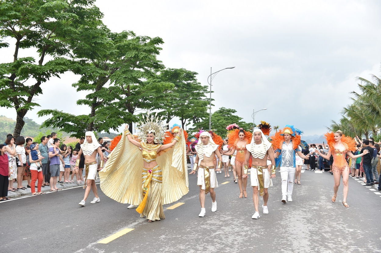 Mãn nhãn với những vũ điệu đường phố rực rỡ mở màn Carnaval Hạ Long 2019