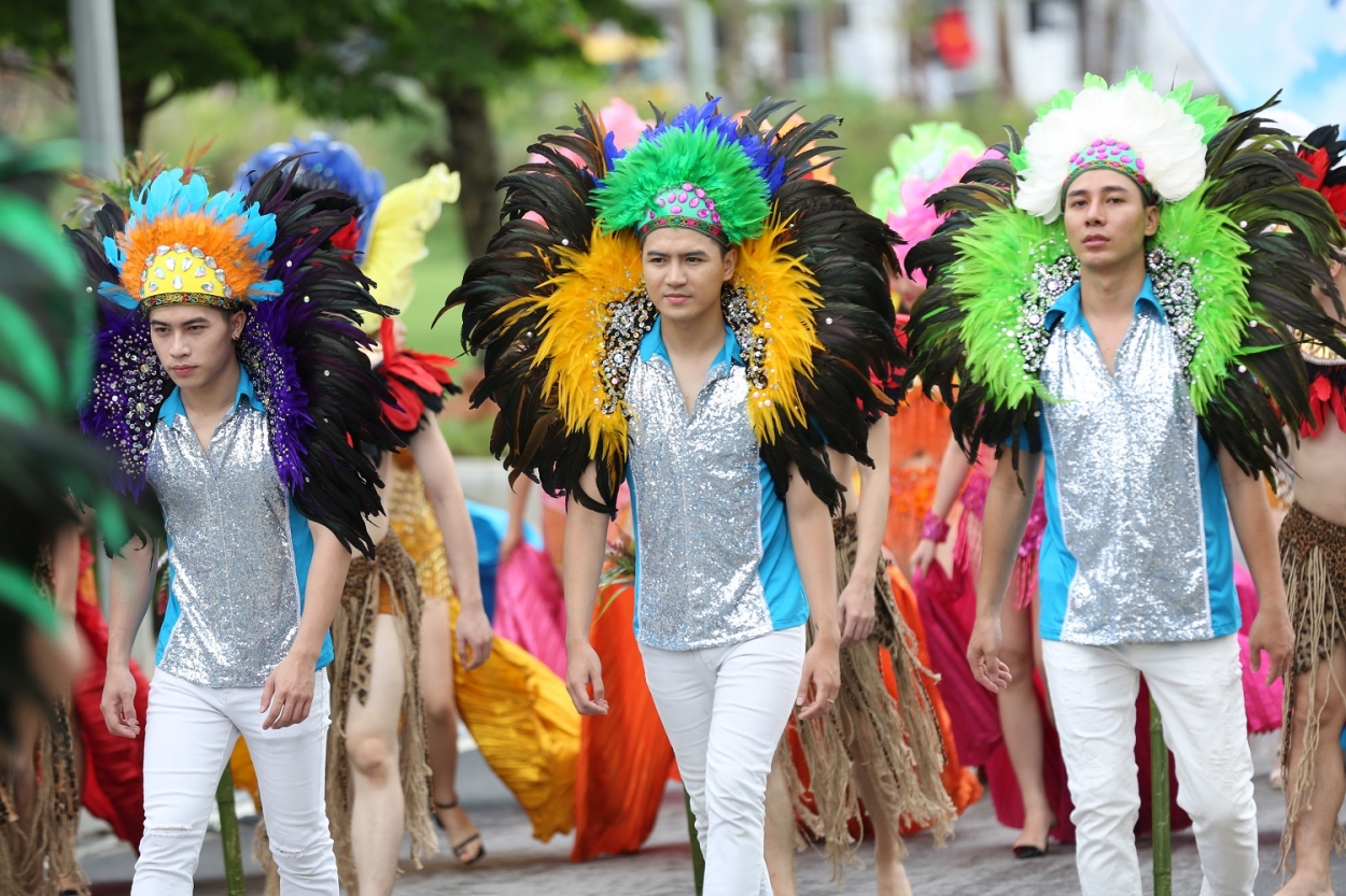 Mãn nhãn với những vũ điệu đường phố rực rỡ mở màn Carnaval Hạ Long 2019