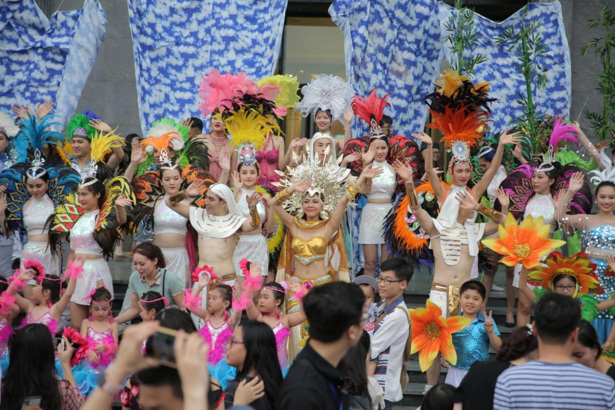 Mãn nhãn với những vũ điệu đường phố rực rỡ mở màn Carnaval Hạ Long 2019