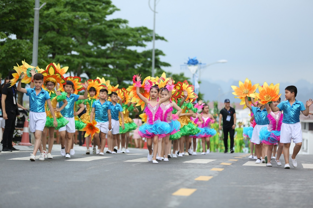 Mãn nhãn với những vũ điệu đường phố rực rỡ mở màn Carnaval Hạ Long 2019