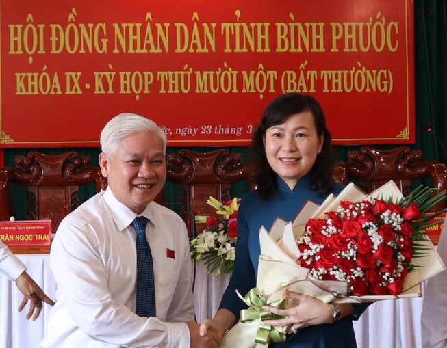 Bí thư Tỉnh ủy Bình Phước Nguyễn Văn Lợi tặng hoa chúc mừng tân Chủ tịch HĐND tỉnh Bình Phước
