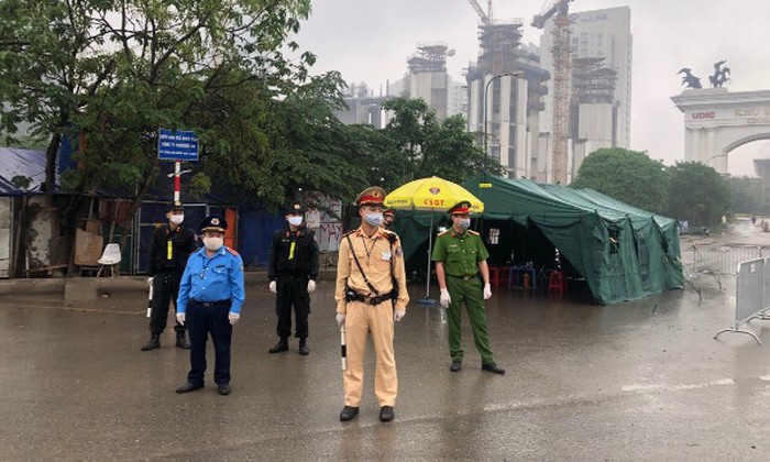 Từ tối 1-4 đến nay, lực lượng CSGT Hà Nội và các đơn vị chức năng đã triển khai chốt ở các vị trí, điểm ra vào cửa ngõ thành phố để kiểm soát việc cách ly xã hội phòng, chống dịch Covid-19