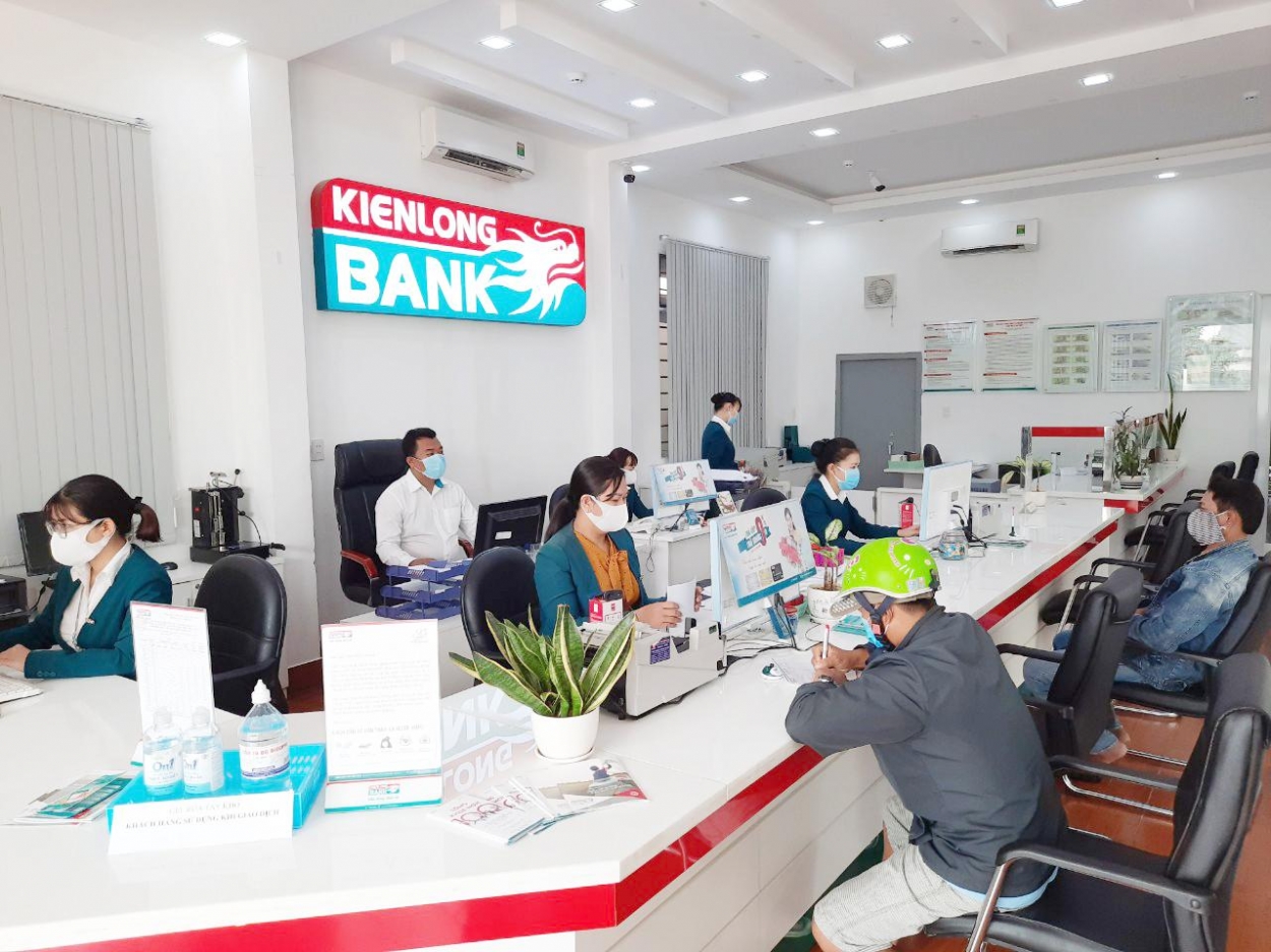 Khách hàng giao dịch tại Kienlongbank tuân thủ công tác phòng, chống dịch Covid-19