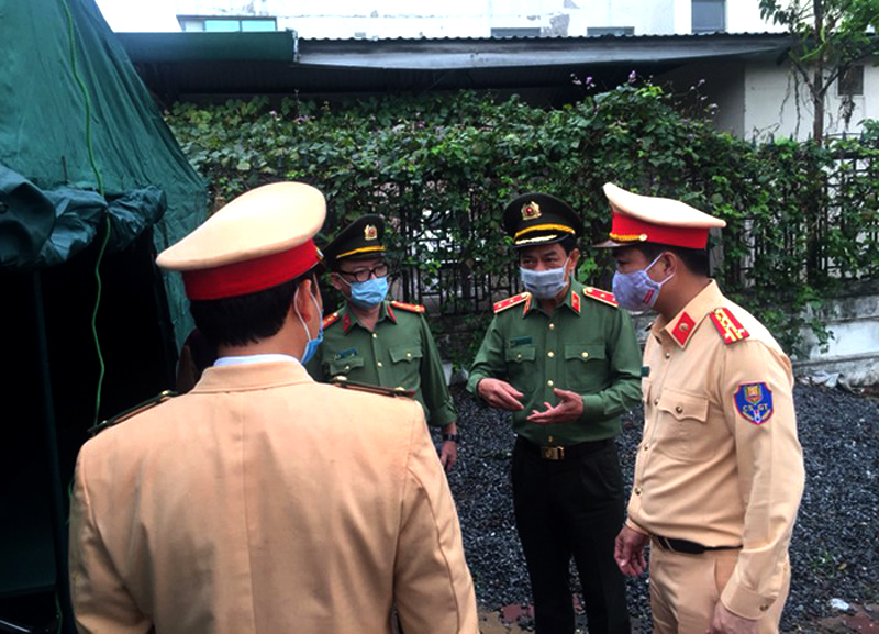 Giám đốc Công an thành phố Hà Nội động viên lực lượng cắm chốt, giám sát cách ly toàn xã hội