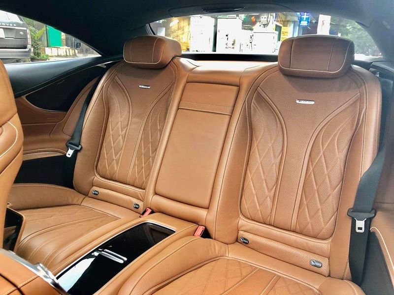 Không gian hàng ghế thứ 2 của S63 Coupe