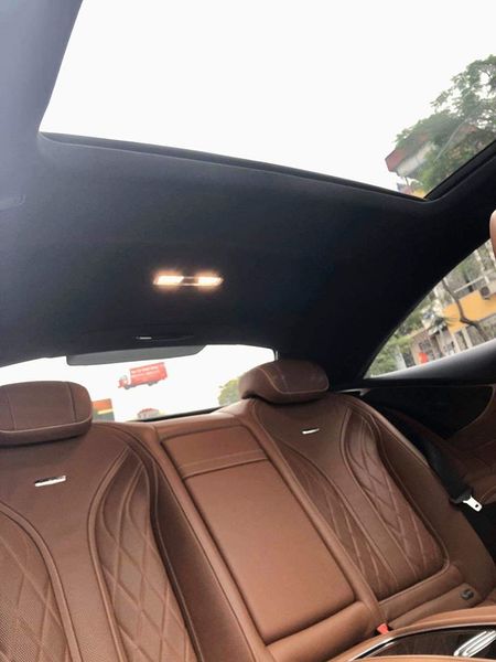 Là một mẫu xe đắt đỏ, S63 Coupe cũng được trang bị cửa sổ trời toàn cảnh