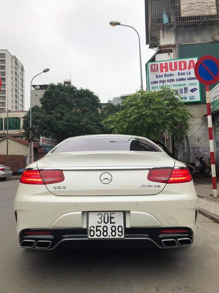 Cặp 4 ống xả mạ chrome hình tứ giác thể thao ở đuôi xe
