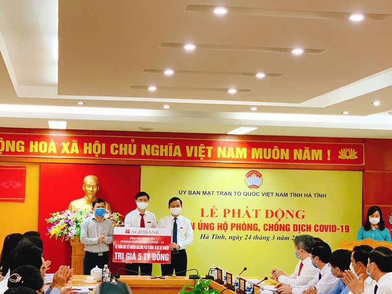 Agribank ủng hộ hệ thống máy xét nghiệm Realtime PCR tự động và kít xét nghiệm, trị giá 5 tỷ đồng cho tỉnh Hà Tĩnh phòng chống dịch Covid-19