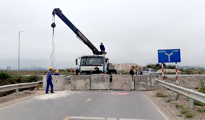 Có địa phương tiến hành rào đường bằng bê tông để ngăn chặn đi lại, phòng dịch Covid-19