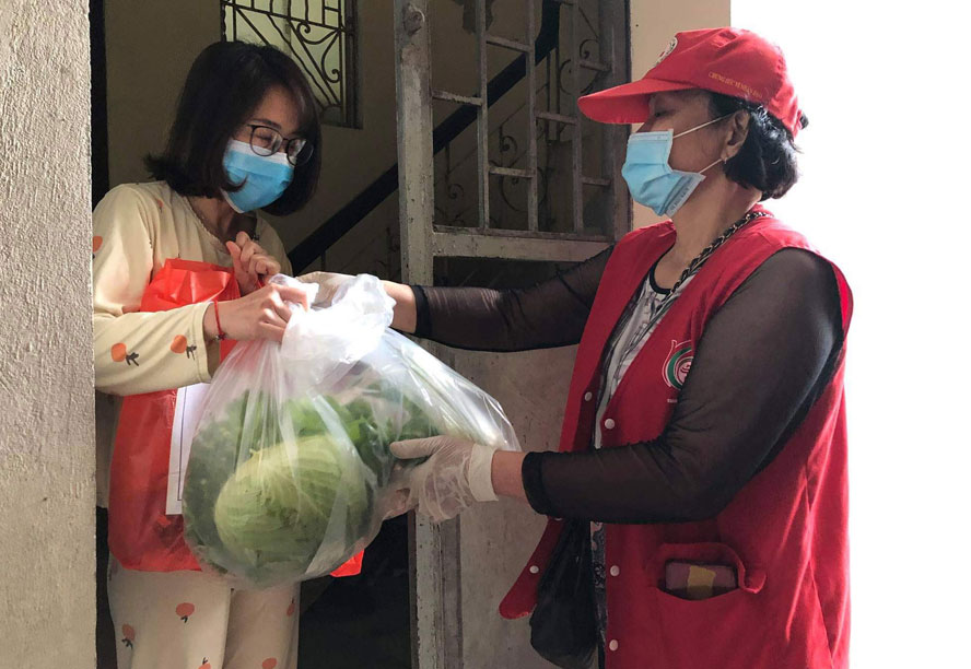 Đại diện Hội Chữ thập đỏ phường Phúc Xá (Ba Đình) cung cấp nhu yếu phẩm cho người dân thuộc diện cách ly tại nhà chống dịch