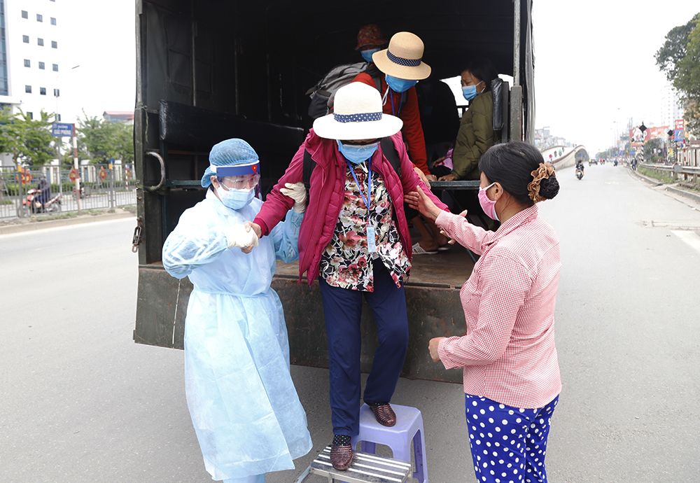 Bệnh nhân xóm chạy thận Bệnh viện Bạch Mai được đưa đón đi điều trị mỗi ngày