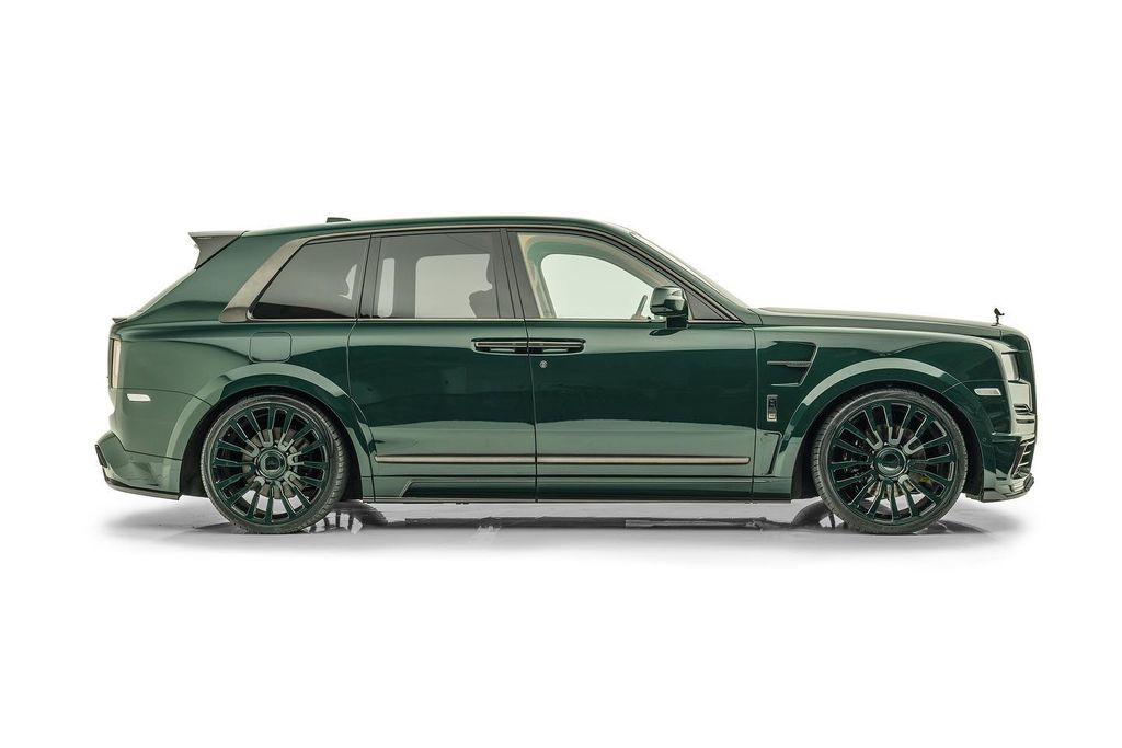 Gặp gỡ Rolls-Royce Cullinan phiên bản Mansory với lớp áo xanh “cực dị”