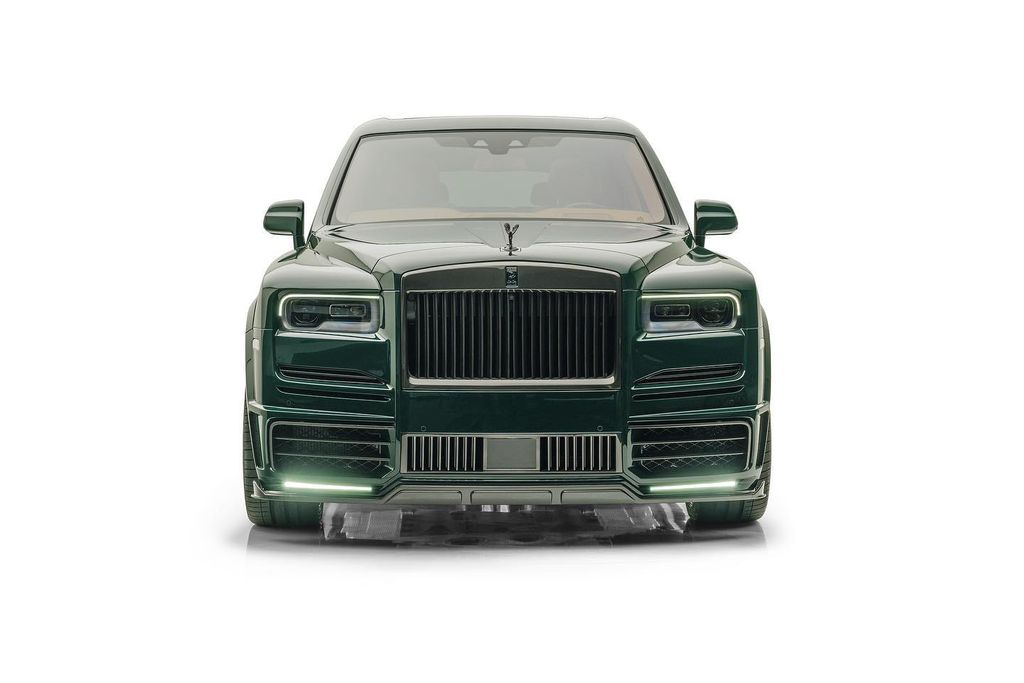 Gặp gỡ Rolls-Royce Cullinan phiên bản Mansory với lớp áo xanh “cực dị”