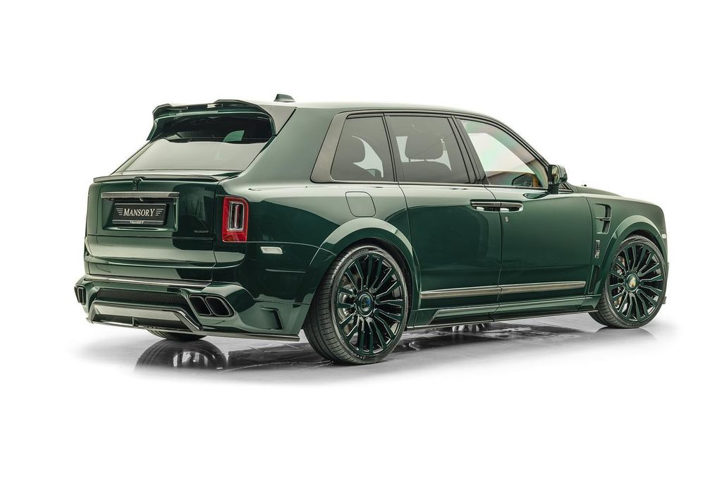 Gặp gỡ Rolls-Royce Cullinan phiên bản Mansory với lớp áo xanh “cực dị”