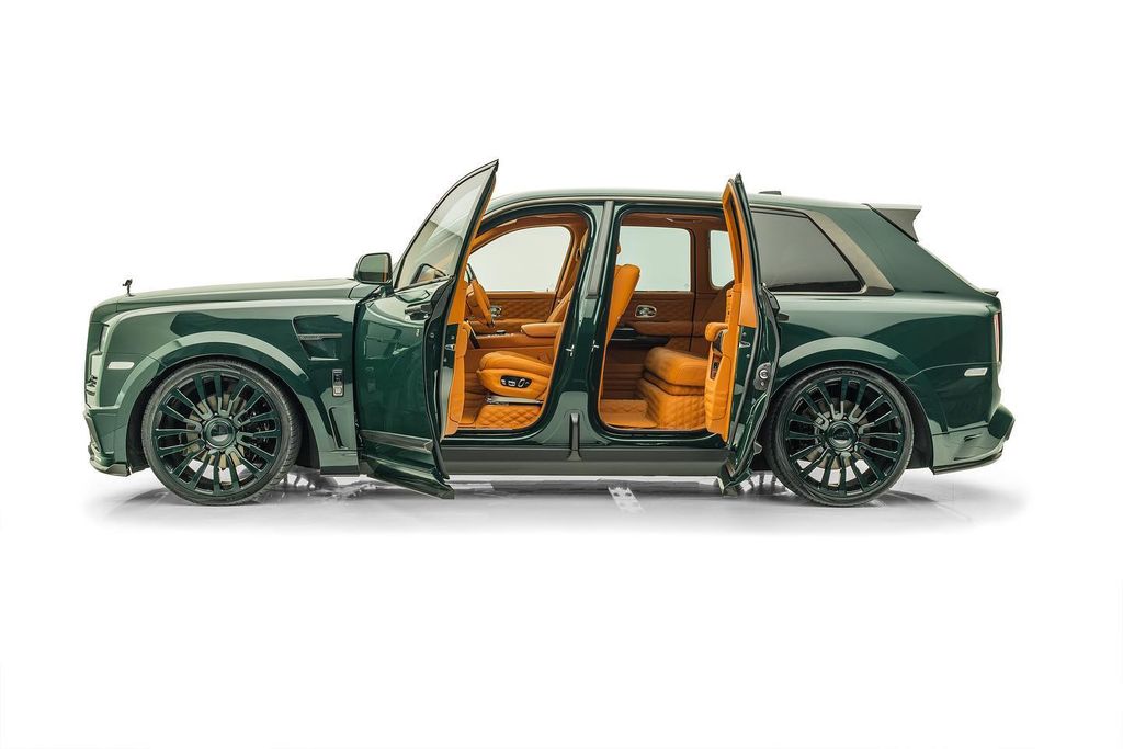 Gặp gỡ Rolls-Royce Cullinan phiên bản Mansory với lớp áo xanh “cực dị”