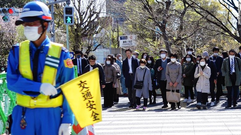 Người dân đang chờ sang đường ngày 2/4/2020, tại Tokyo, Nhật Bản