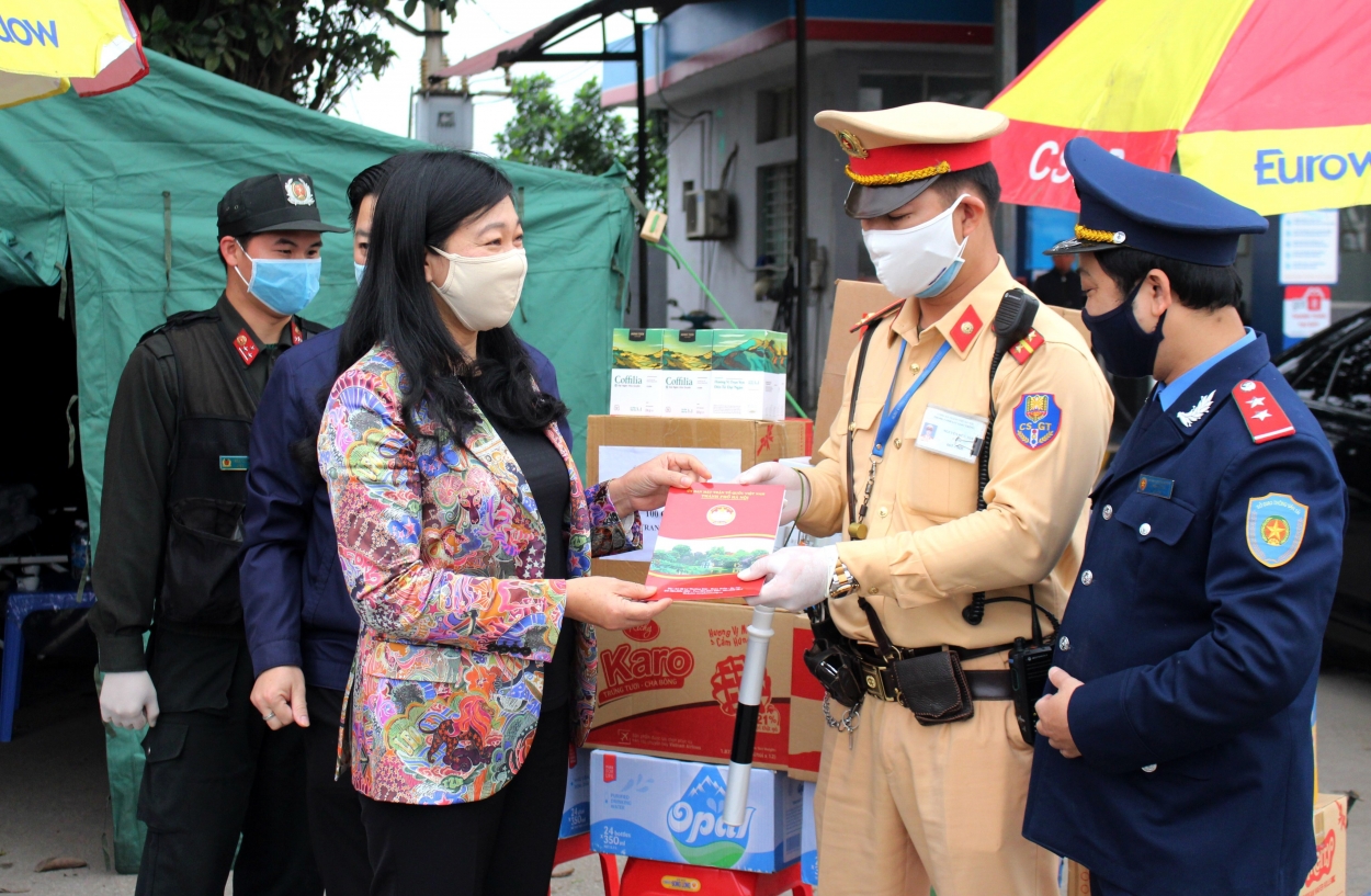 Chủ tịch Ủy ban MTTQ TP Hà Nội Nguyễn Lan Hương tặng quà các lực lượng làm nhiệm vụ tại Quốc lộ 5