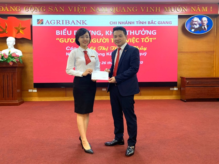 Khen thưởng cán bộ Lê Thị Thanh Thủy (Agribank Bắc Giang) vì thành tích phát hiện và ngăn chặn kịp thời hành vi lừa đảo đối với khách hàng