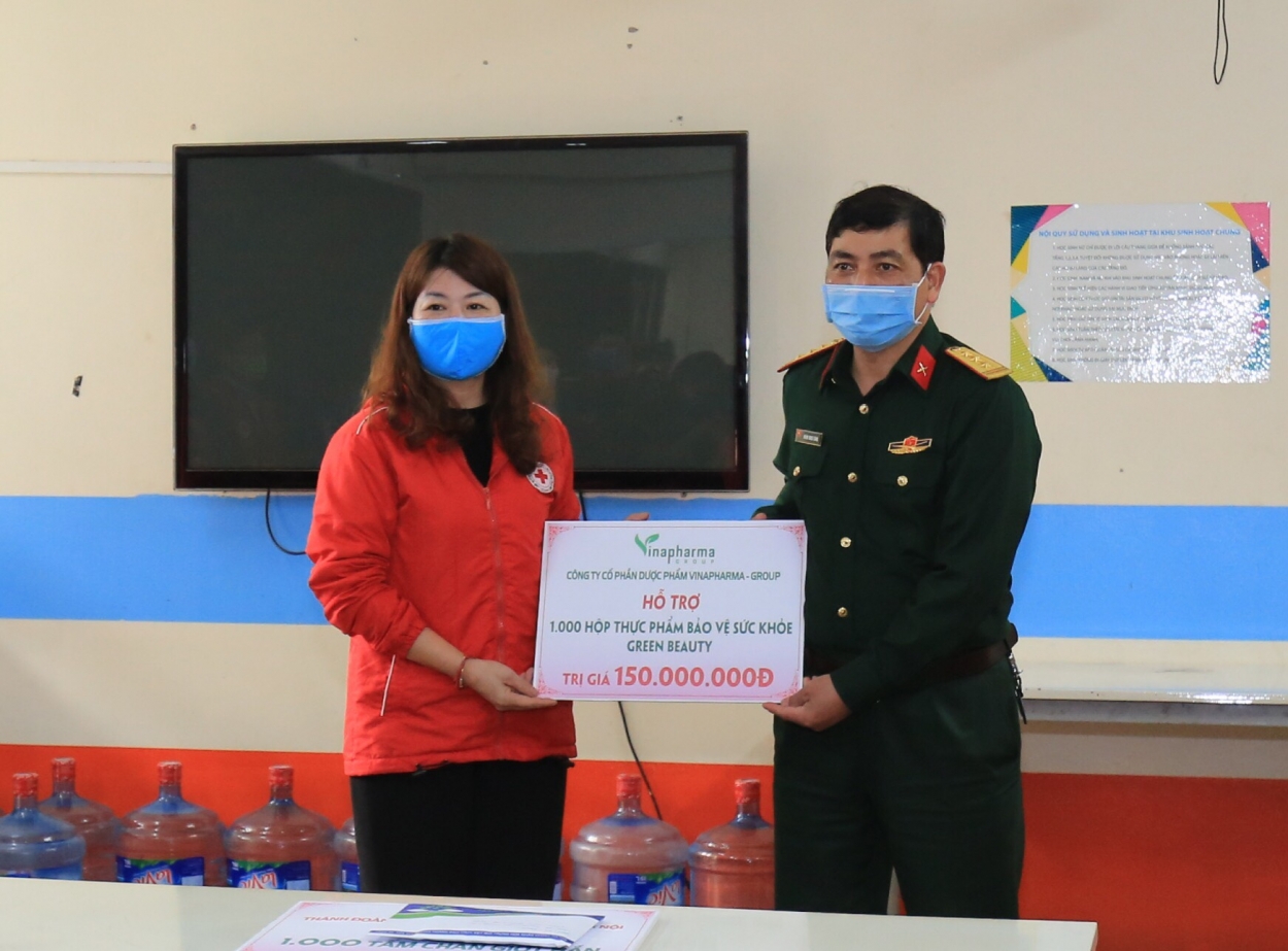 Hội Chữ thập đỏ TP Hà Nội trao hỗ trợ cho điểm cách ly tại KTX trường Đại học FPT